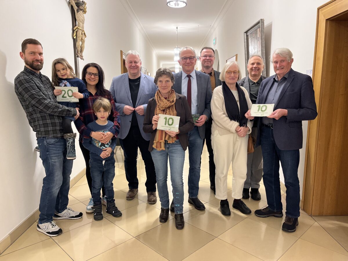 Neue grüne Hausnummern in Amberg-Sulzbach verliehen