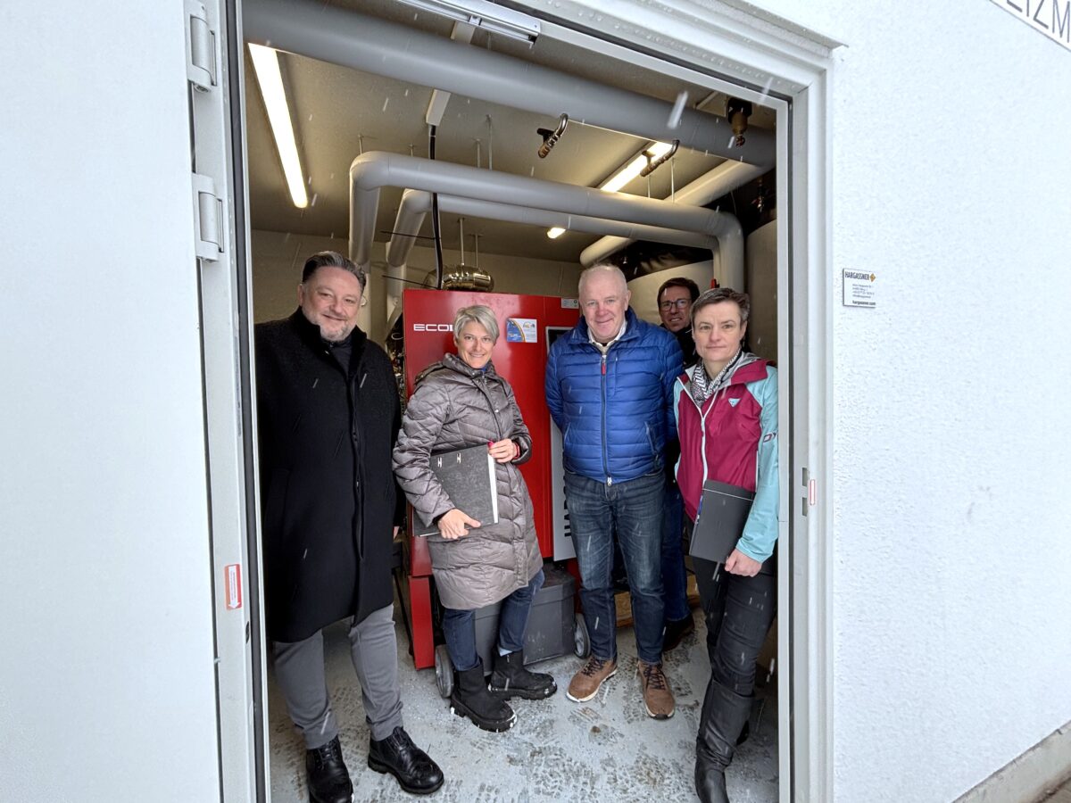 Neue Hackschnitzelheizung versorgt Bauhof und Feuerwehr in Teublitz