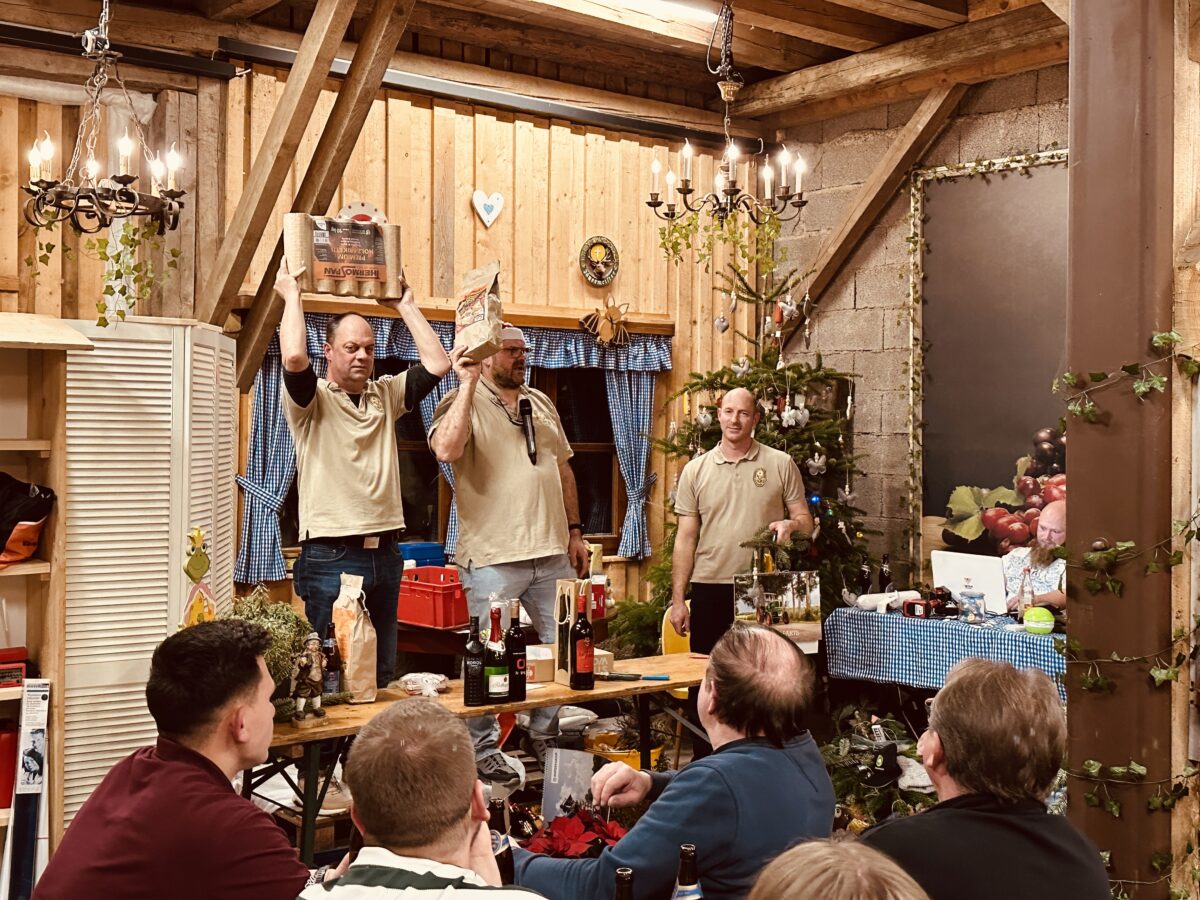 OWV-Christbaumversteigerung begeistert Besucher in Beidl