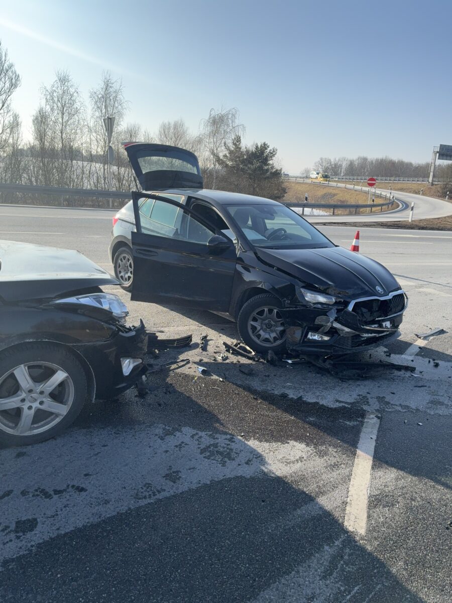 Polizeibericht Schwandorf meldet B85-Unfall mit zwei Verletzten
