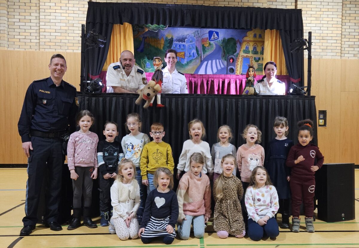 Polizeipuppenbühne stärkt Verkehrssicherheit in Schwandorf