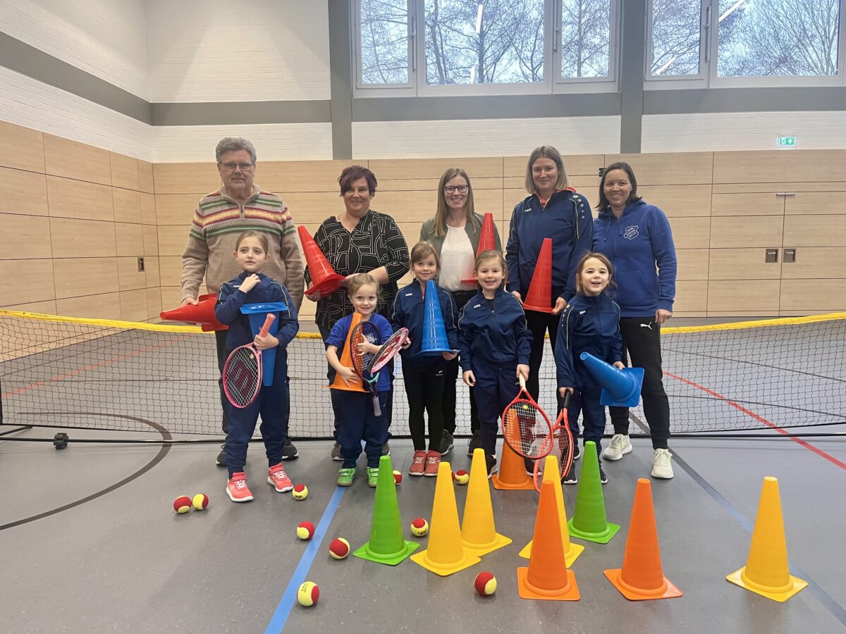 SPD überrascht Tennisnachwuchs in Schirmitz mit 20 Pylonen