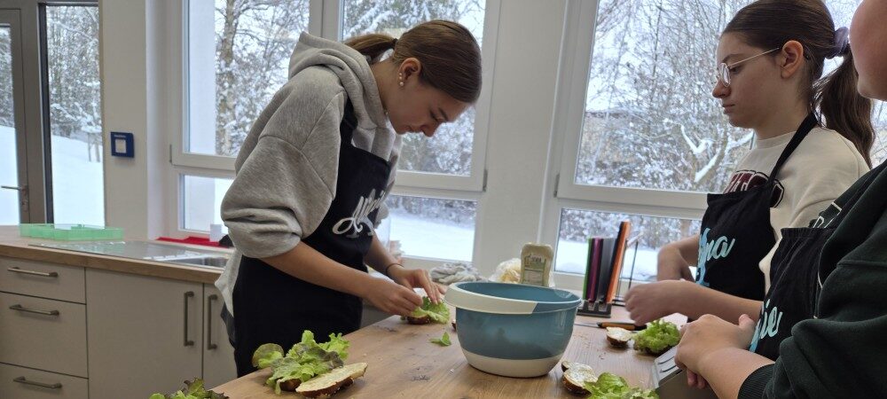 Schüler backen Laugengebäck mit Bäckermeister Pappenberger in Ebnath
