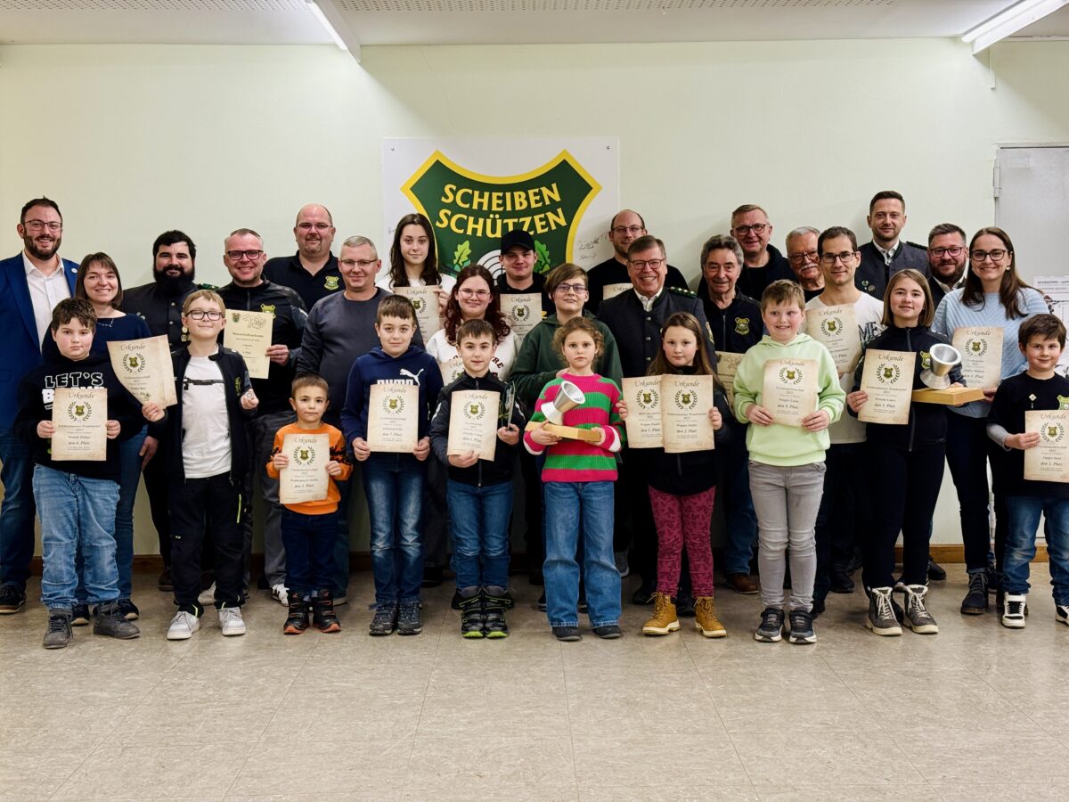 Schützen feiern Erfolge beim Kommersabend in Weiherhammer