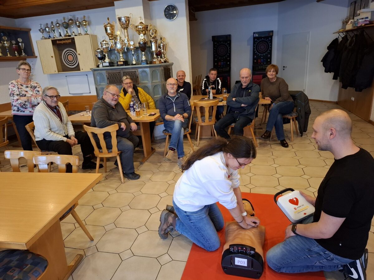 Schulung und Defibrillatoren erhöhen Überlebenschancen in Eslarn