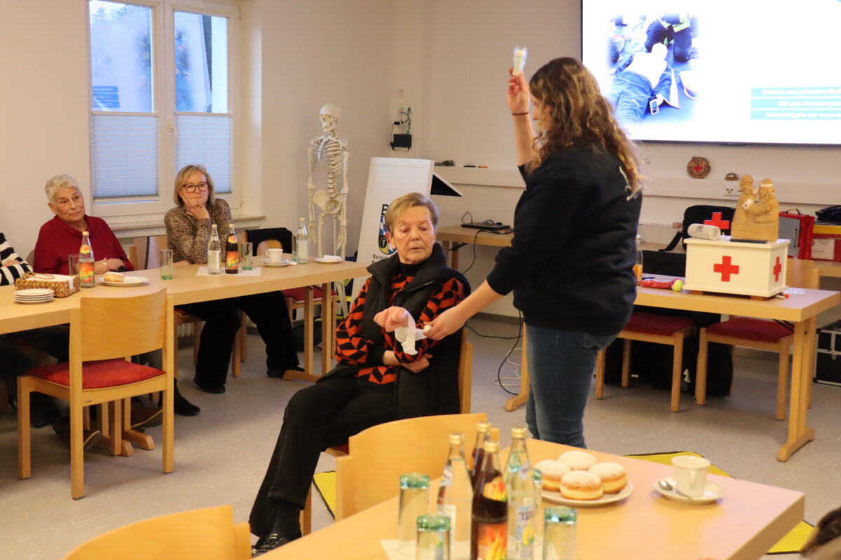 Senioren trainieren Erste Hilfe in Burglengenfeld