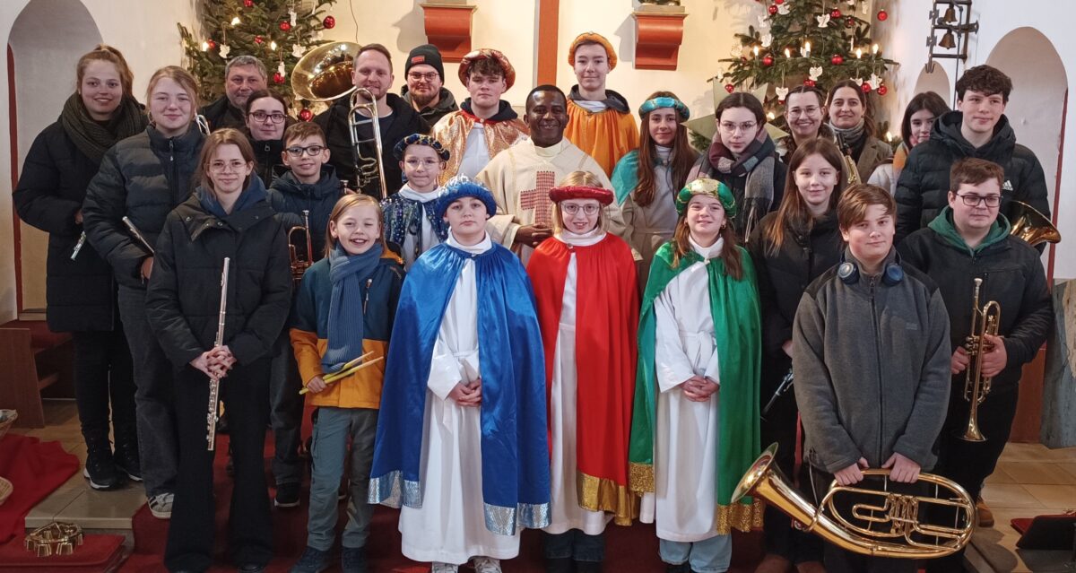 Sternsinger und Jugendblaskapelle bereichern Gottesdienst in Immenreuth