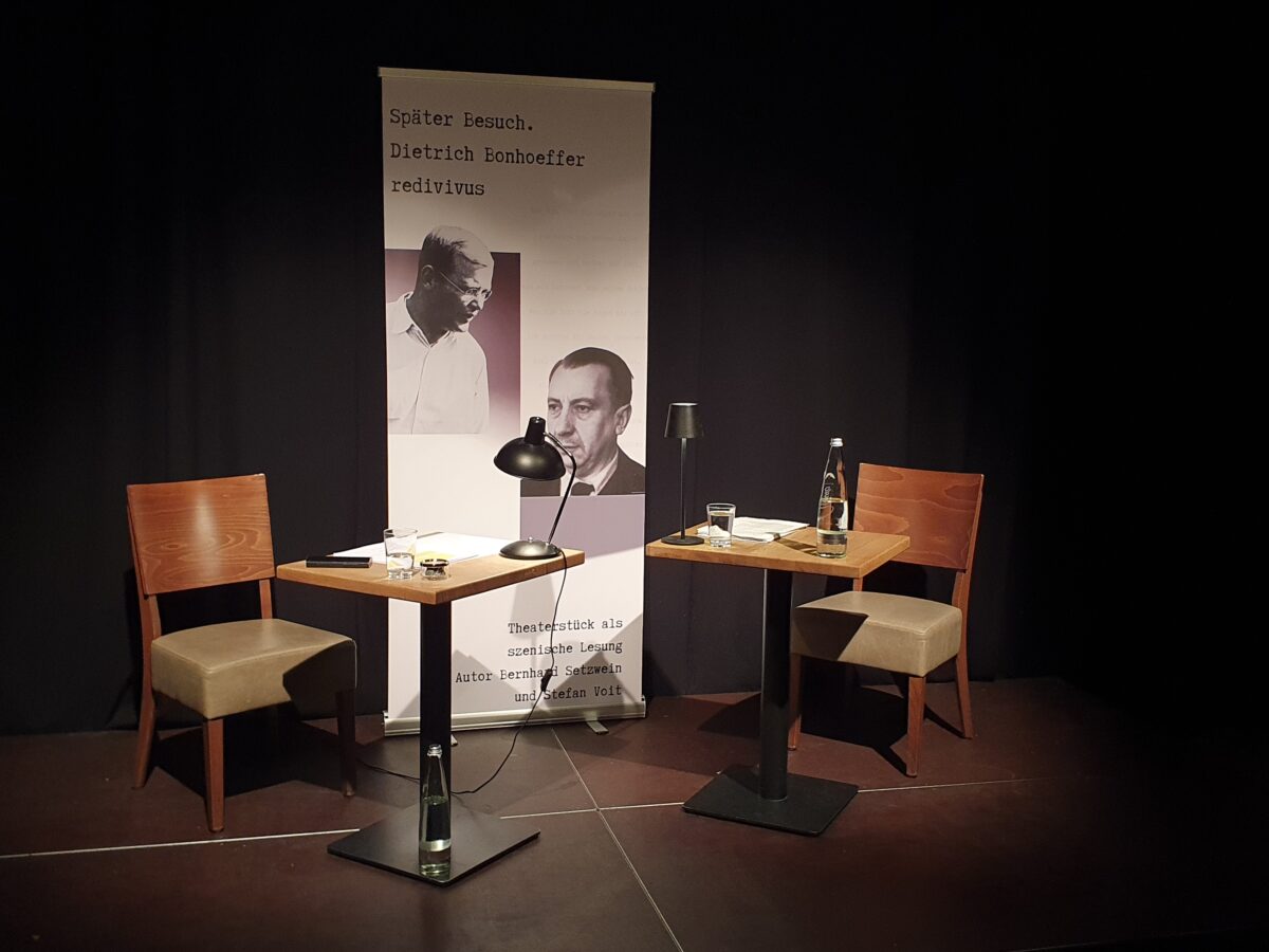Zum 120. Geburtstag von Dietrich Bonhoeffer: Szenische Lesung „Später Besuch. Dietrich Bonhoeffer redivivus“ von Bernhard Setzwein