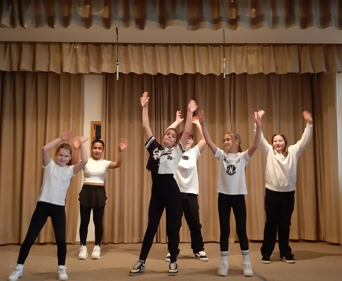 Tanzgruppen sorgen für gute Laune beim Kaffeekränzchen in Pressath