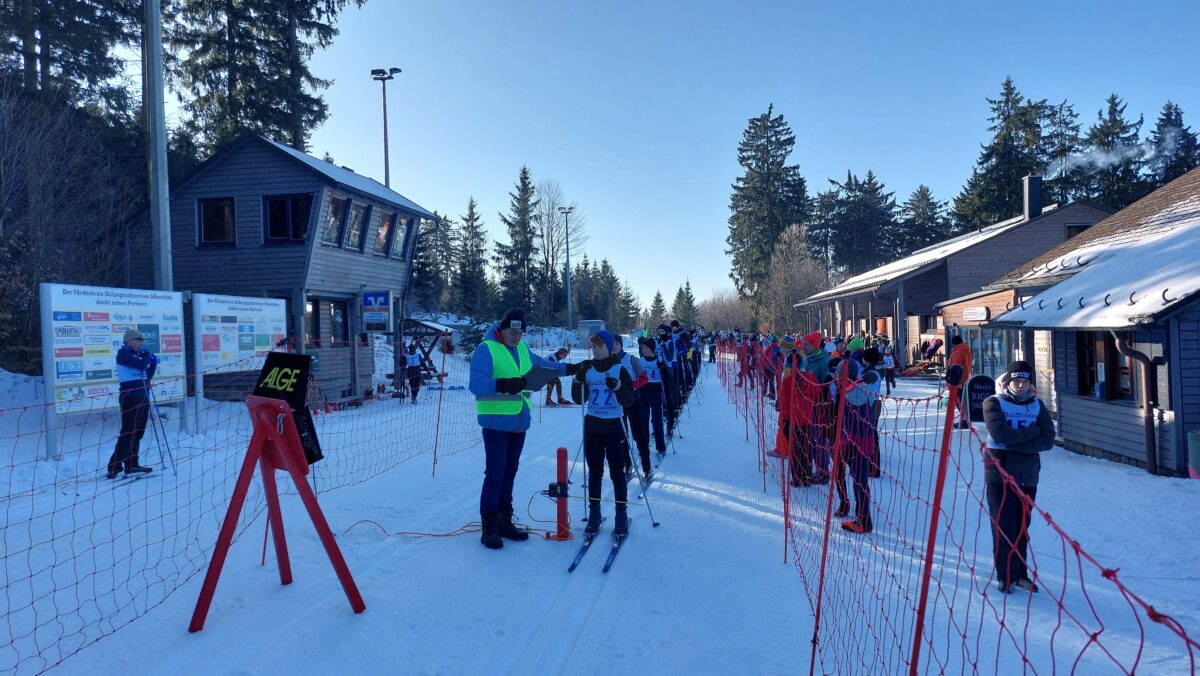 Winterliches Langlauffest: Über 150 Schüler kämpfen auf der Silberhütte um Medaillen