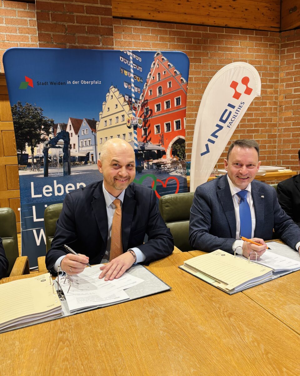 Vertragsunterzeichnung_1.jpeg