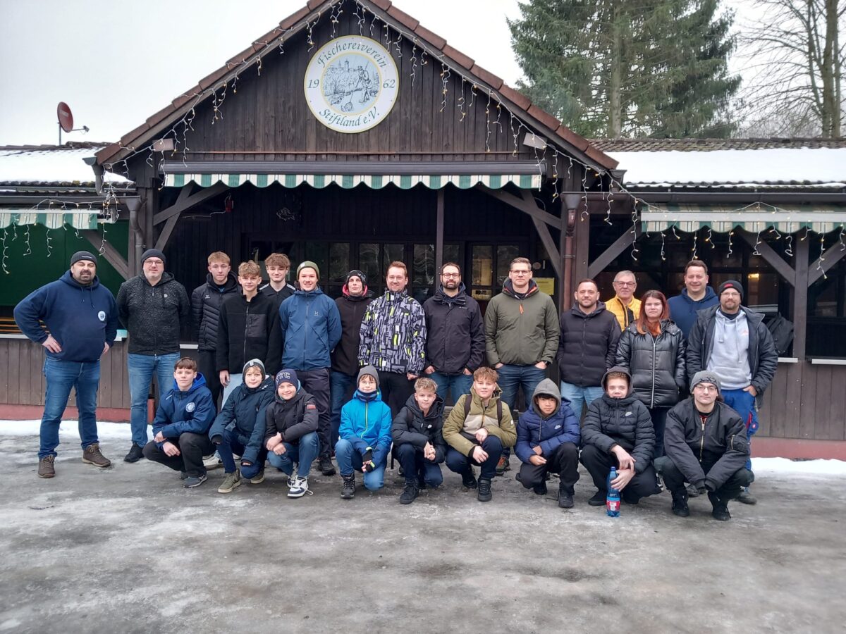 Vorbereitungslehrgang zur Fischerprüfung mit 22 Teilnehmenden im Stiftland