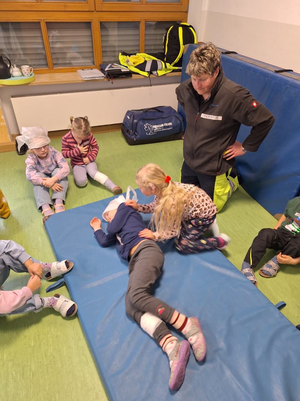 Vorschulkinder üben Erste Hilfe in Leuchtenberg
