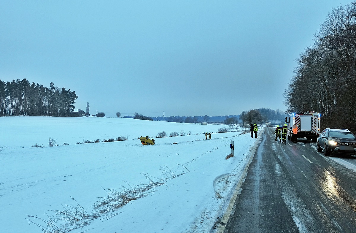 Barbaraberg - Auto überschlägt sich auf winterlicher Fahrbahn