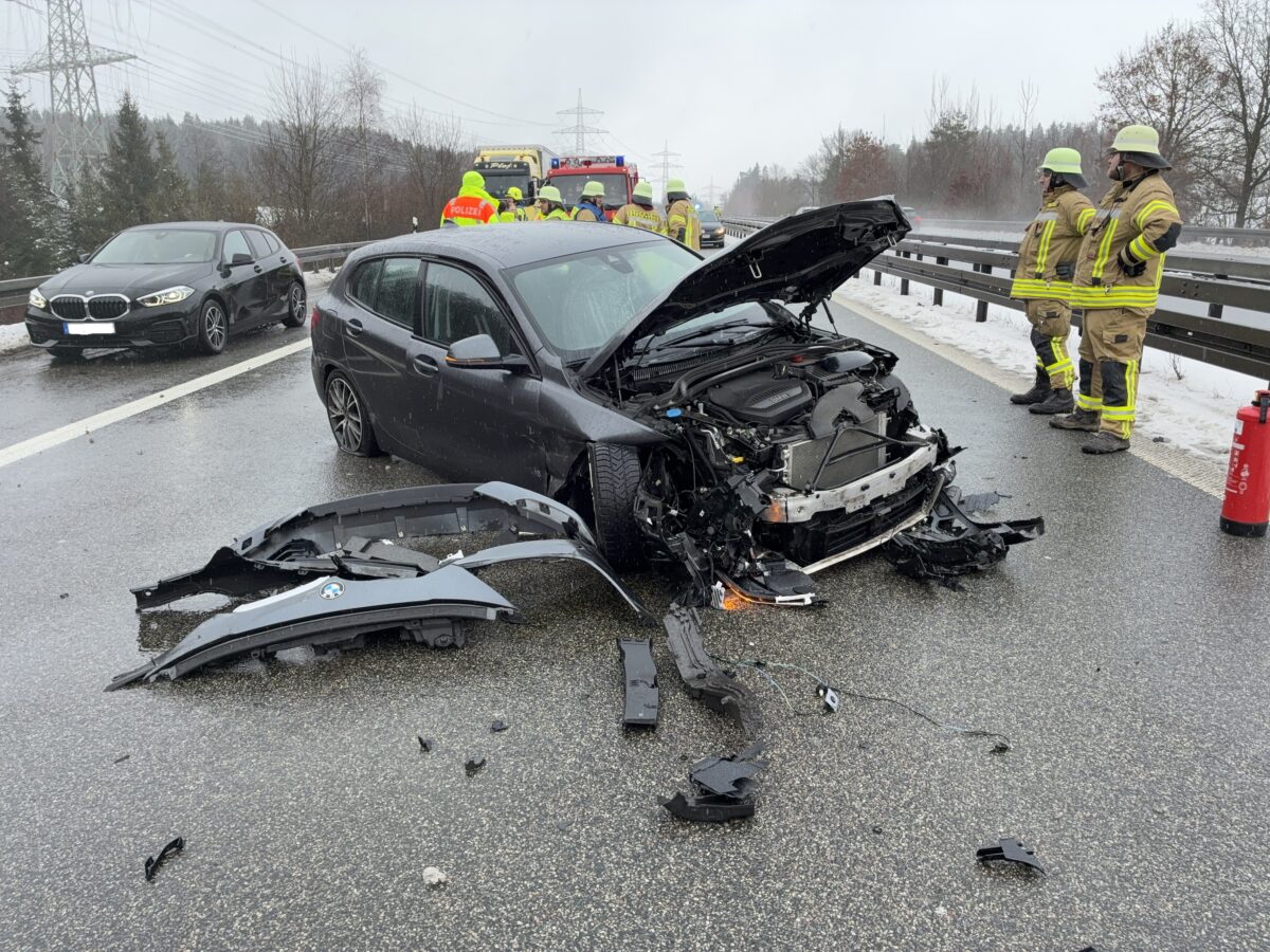 8cm Eisplatte knallt von Anhängerdach auf A93: Kollisionen, Verletzte - Fahrer gesucht!