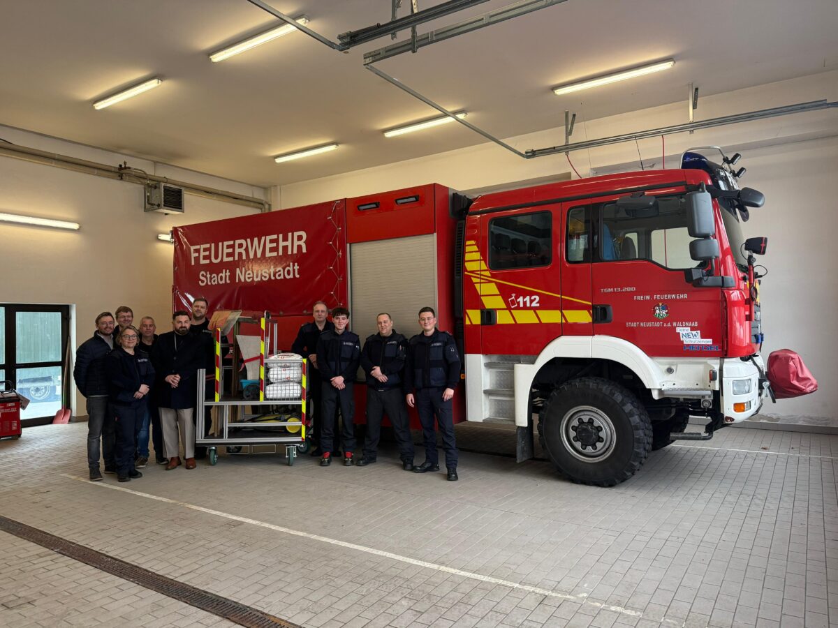 Feuerwehrverein übergibt Ölspur-Rollcontainer an Feuerwehr Neustadt