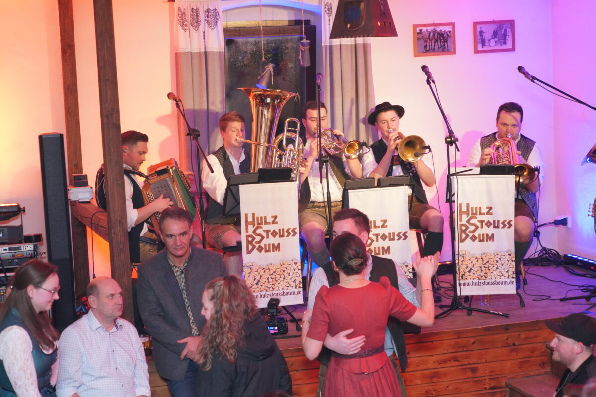 Stimmungsvolle Geburtstagsfeier-Musikantentreffen zum Zehnjährigen der „Hulzstoussboum“