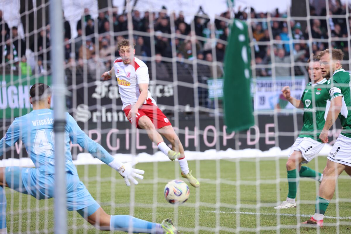 SSV Jahn holt im Schweinfurter Eiskeller drei  Punkte, die nur einmal am seidenen Faden hängen