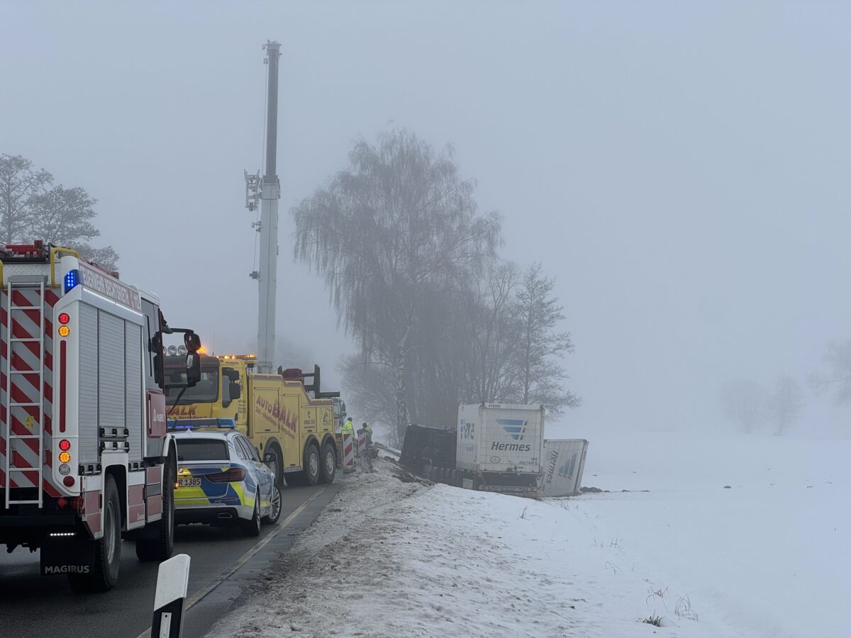 Lastwagen kommt von Straße ab und kippt um