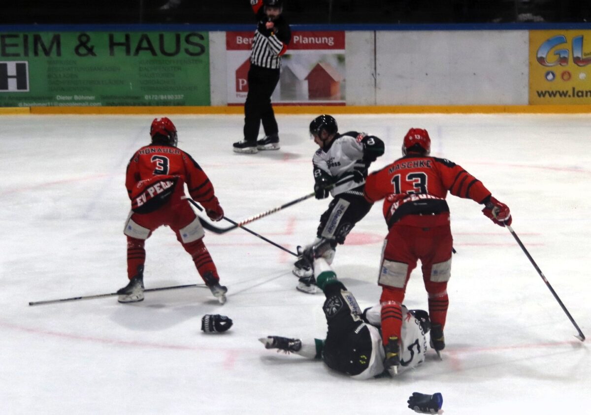 EHC Stiftland-Mitterteich ist gegen den Favoriten zweimal chancenlos