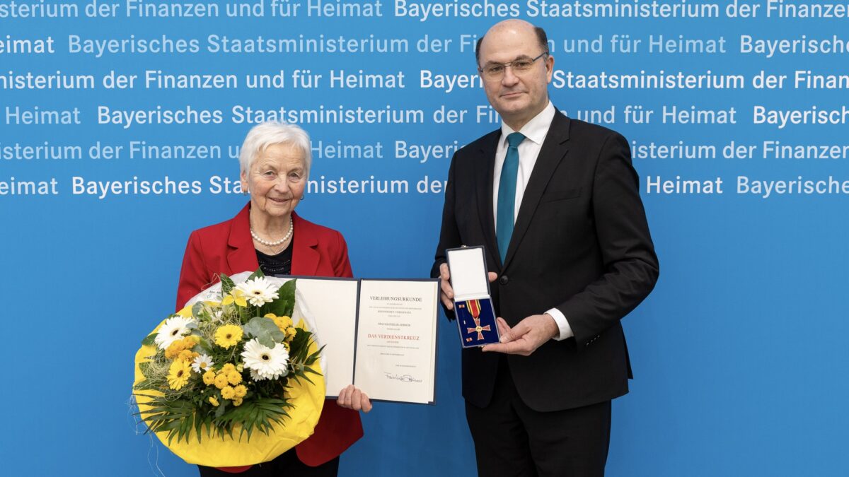 Füracker überreicht Verdienstkreuz am Bande: Höchste Anerkennung für Verdienste um das Gemeinwohl