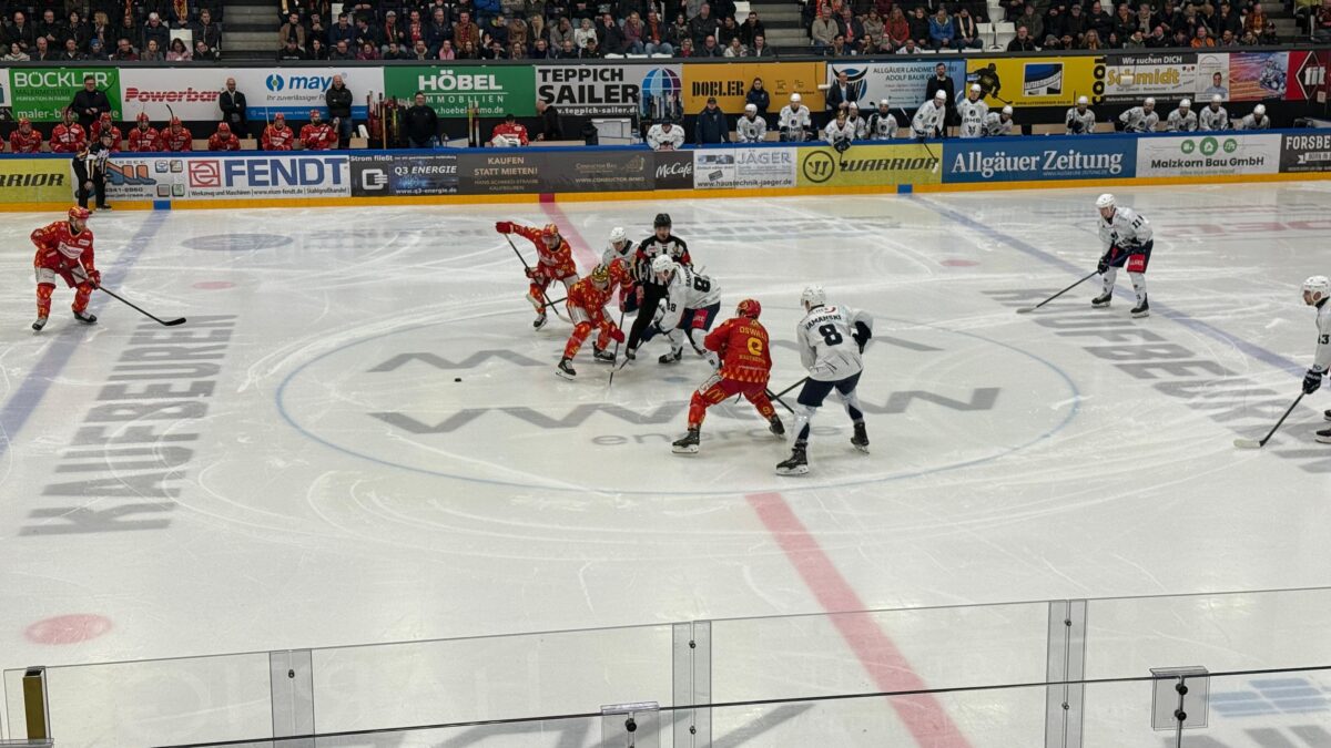 Trotz Trainerwechsel: Blue Devils kämpfen sich in Kaufbeuren zum Sieg