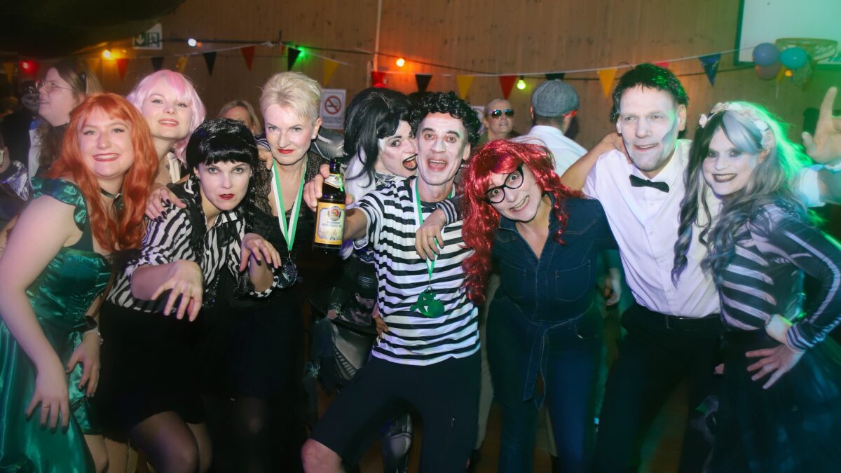 Schwarz-Rot-Gold-Ball füllt Halle in Etzenricht