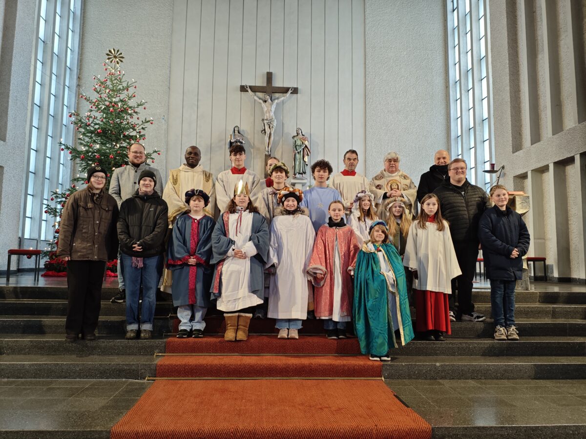 Sternsinger bereichern Dreikönigsmesse in St. Elisabeth