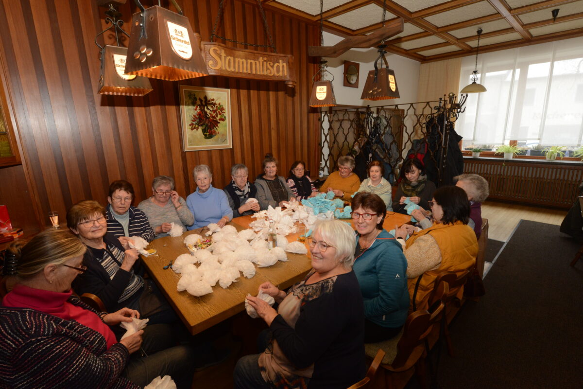 Helferinnen falten Papierrosen für Prinzenwagen in Pleystein