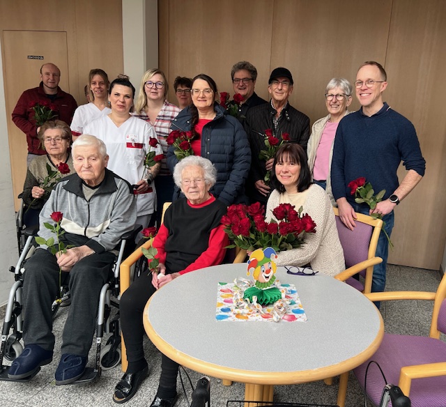 SPD verteilt Rosen im Seniorenheim St. Josef in Pressath