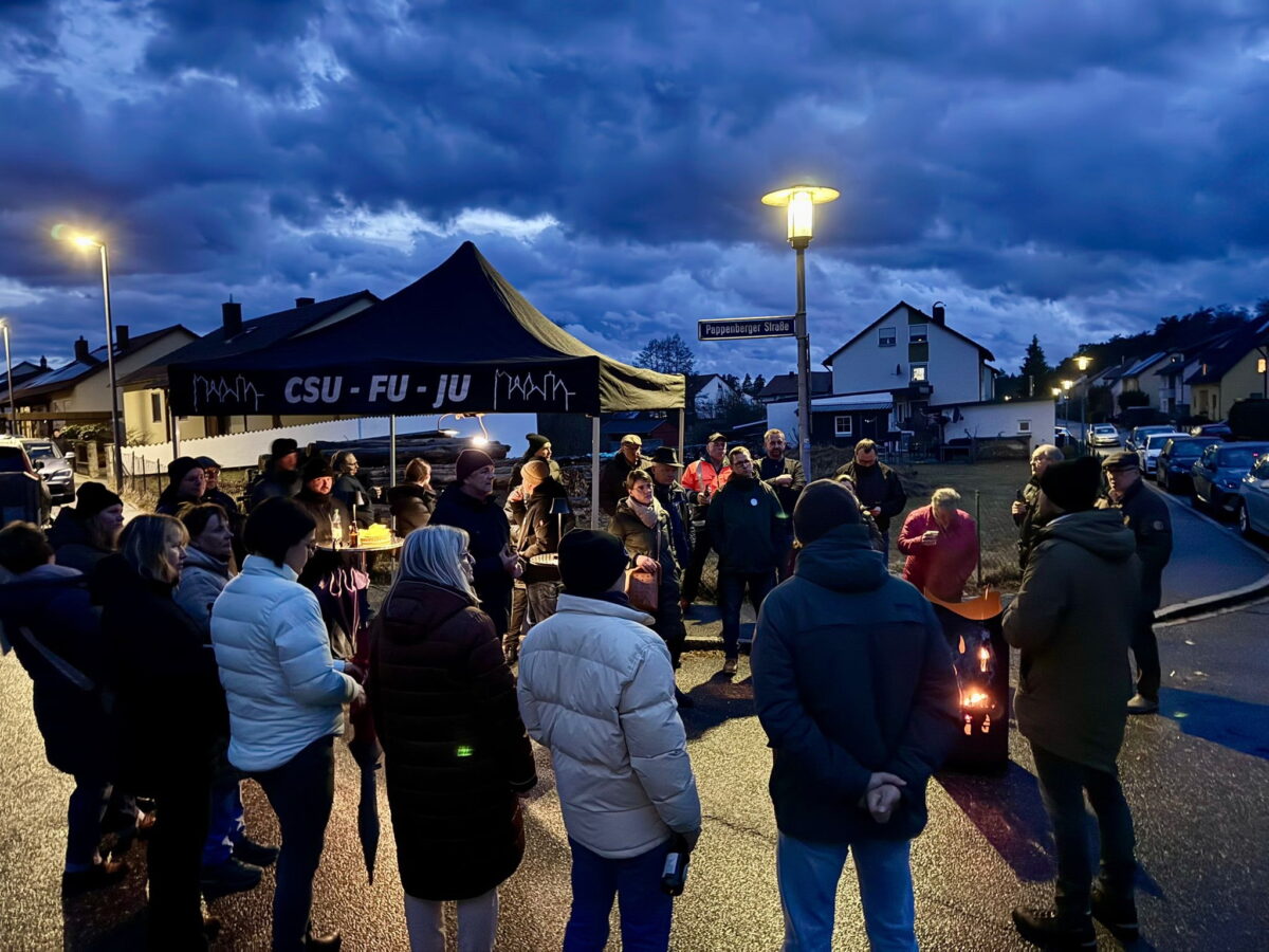 CSU-Feuertonne auch bei Wind und Wetter