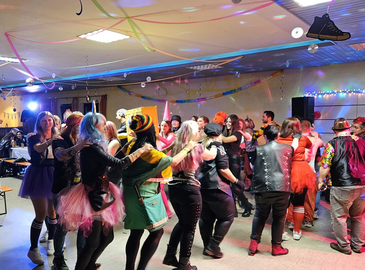 Schwarzenbach: Rocker und Punker feiern ausgelassen im Sportheim