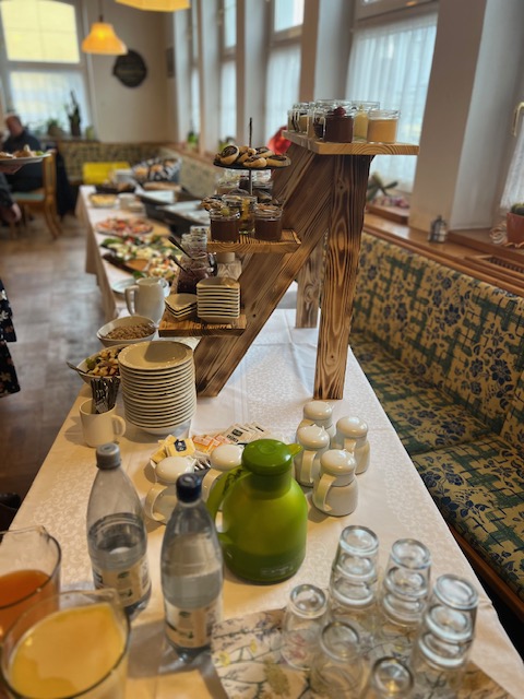 Gemeinsames Valentinsfrühstück stärkt Gemeinschaft der AWO in Pressath