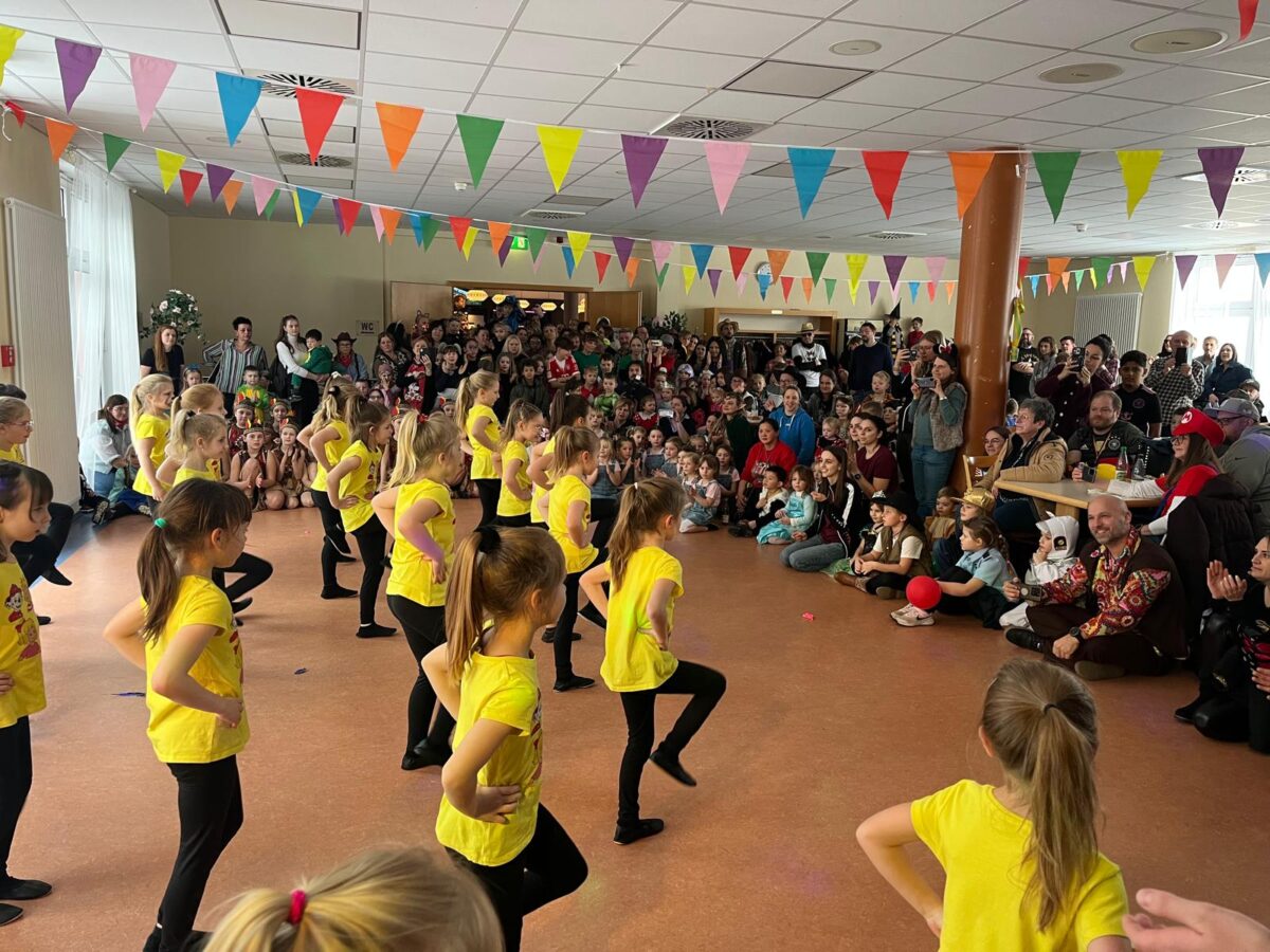 Tanzgruppen begeistern beim Kinderfasching in Grafenwöhr