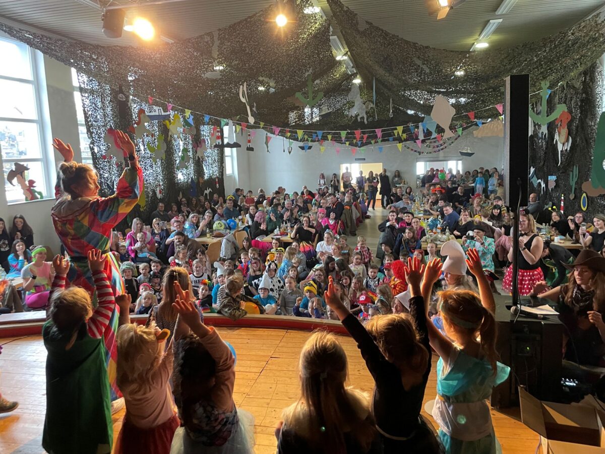 Bunte Kostüme, tolle Tänze und beste Stimmung beim TSV-Kinderfasching in Eslarn