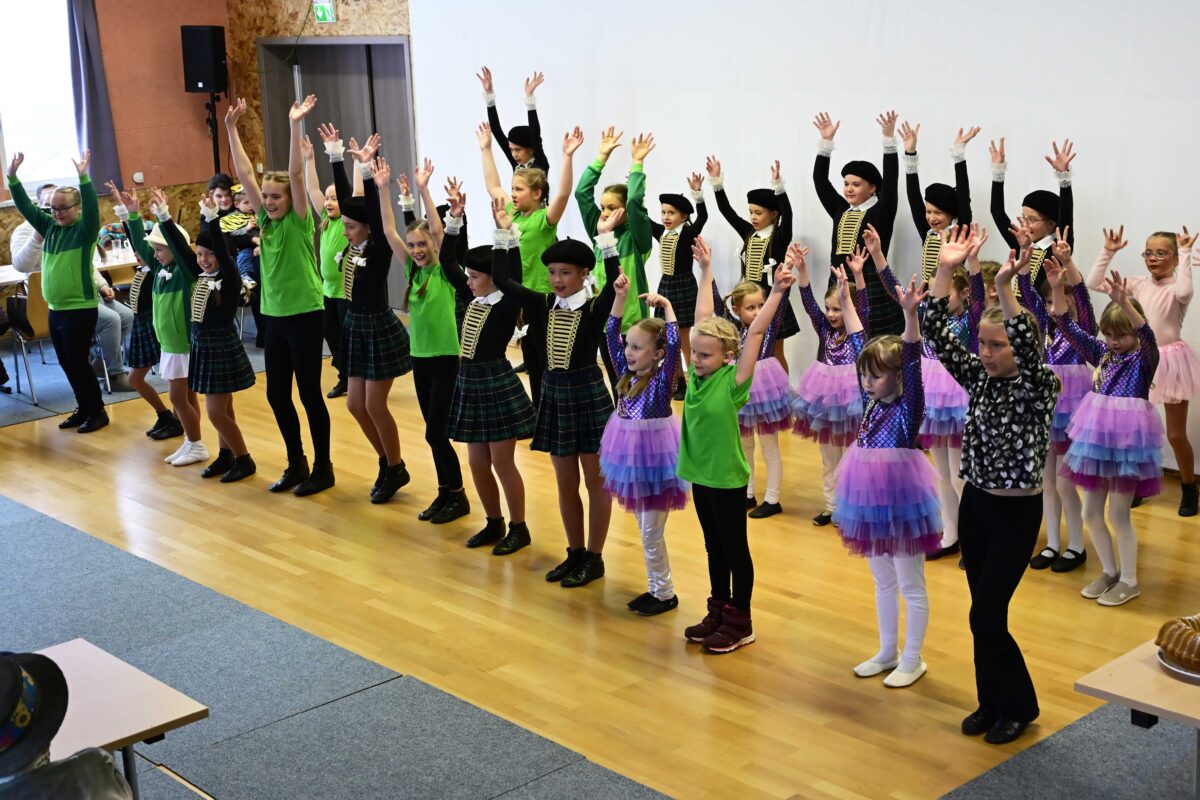 AWO-Tanzgruppe begeistert Senioren in Oberviechtach beim Fasching