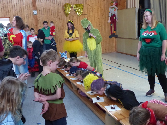 Ausgelassener Kinderfasching in Leuchtenberg füllt Mehrzweckhalle