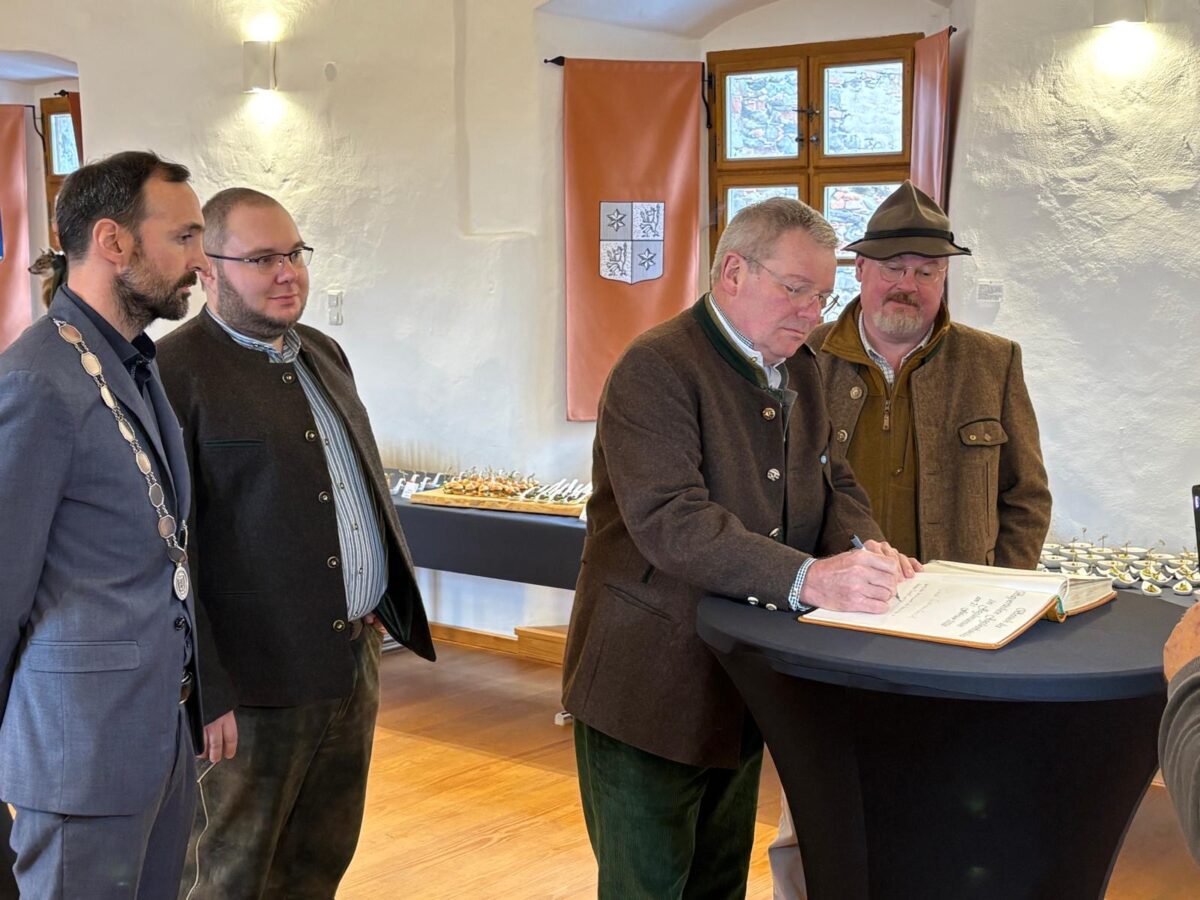 Jagdverband-Präsident besucht Jagdmuseum in Moosbach