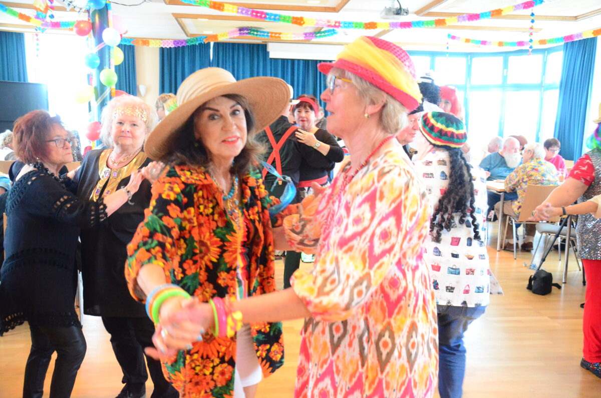 Der letzte Rosenmontagsball in Weiden sorgt für viel Spaß bei Seniorinnen und Senioren