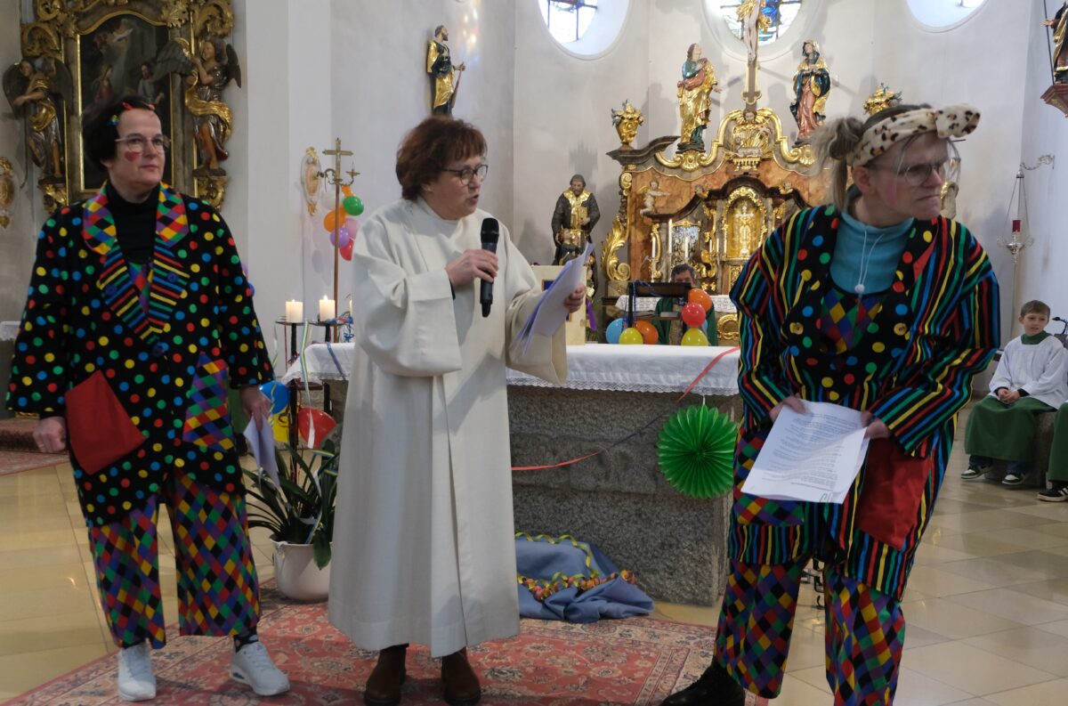 Clowns und Kirchenmäuse beleben Familiengottesdienst in Floß