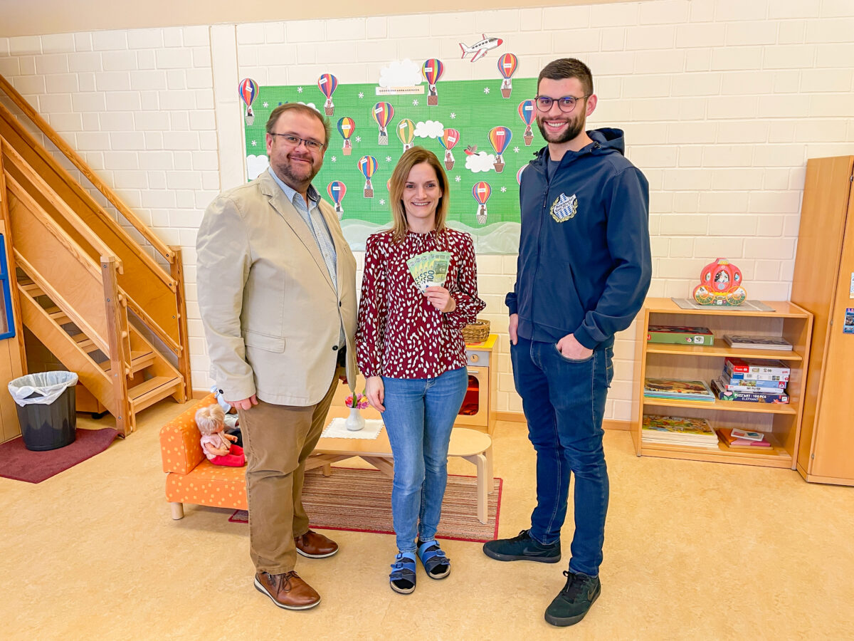 Burschenschaft spendet 500 Euro für neue Kinderkrippe in Kastl