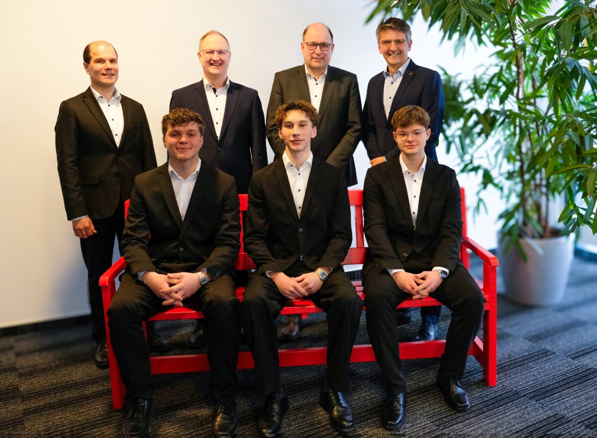 Sparkasse ehrt drei Bankkaufleute in Neustadt