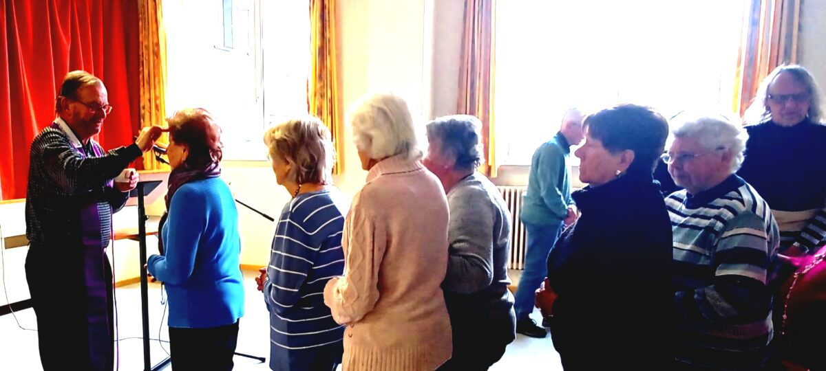 Asche als Hoffnungszeichen beim Seniorennachmittag in Schirmitz