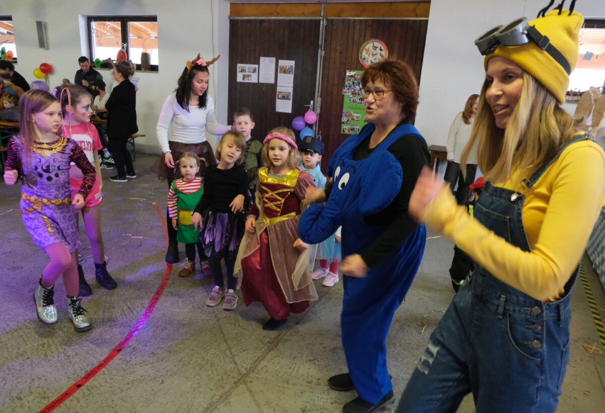 Fröhlicher Kinderfasching in Floß mit Rekordbesuch