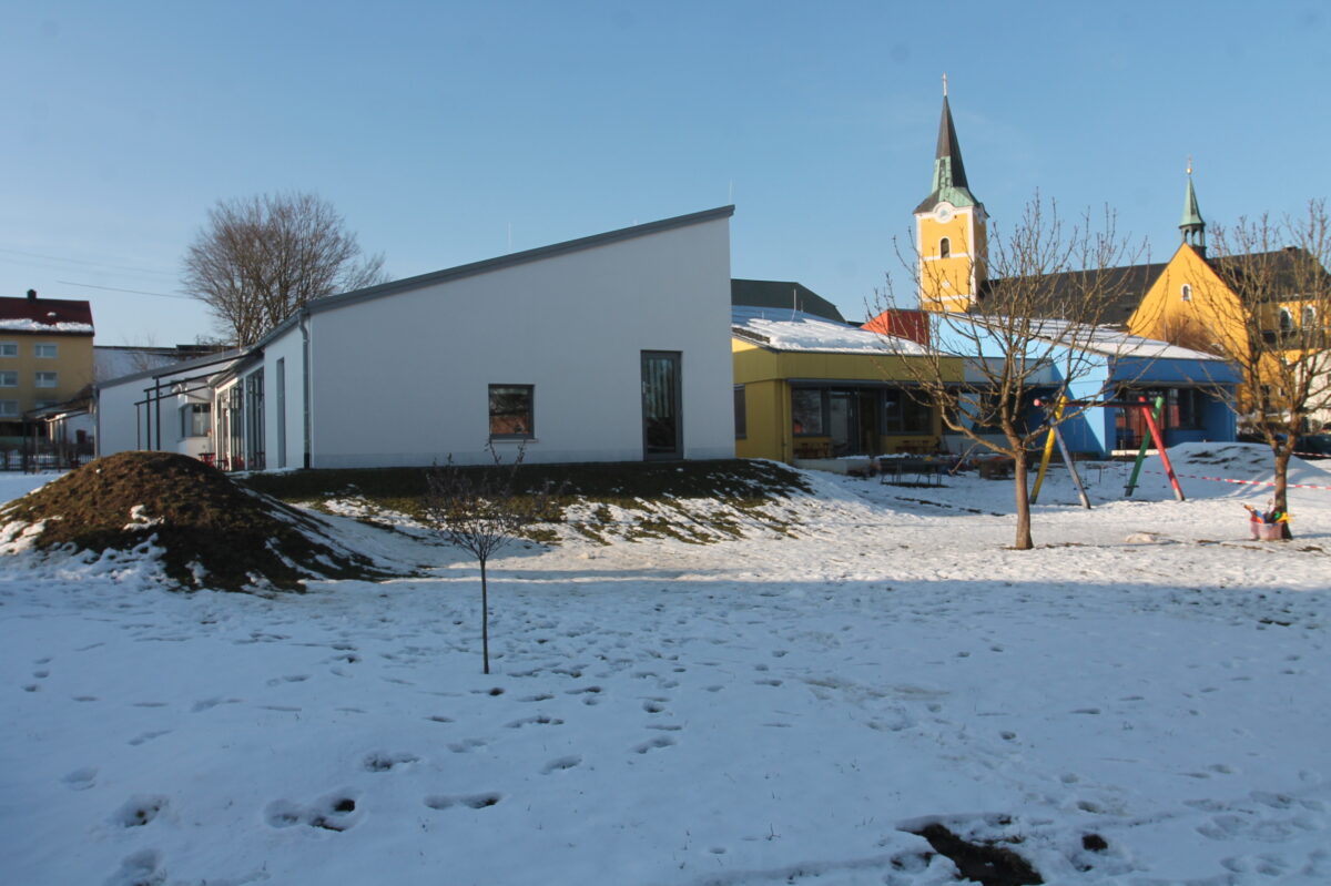 Bauhof gestaltet Kinderhaus-Außenanlagen mit Pfarrei in Waidhaus