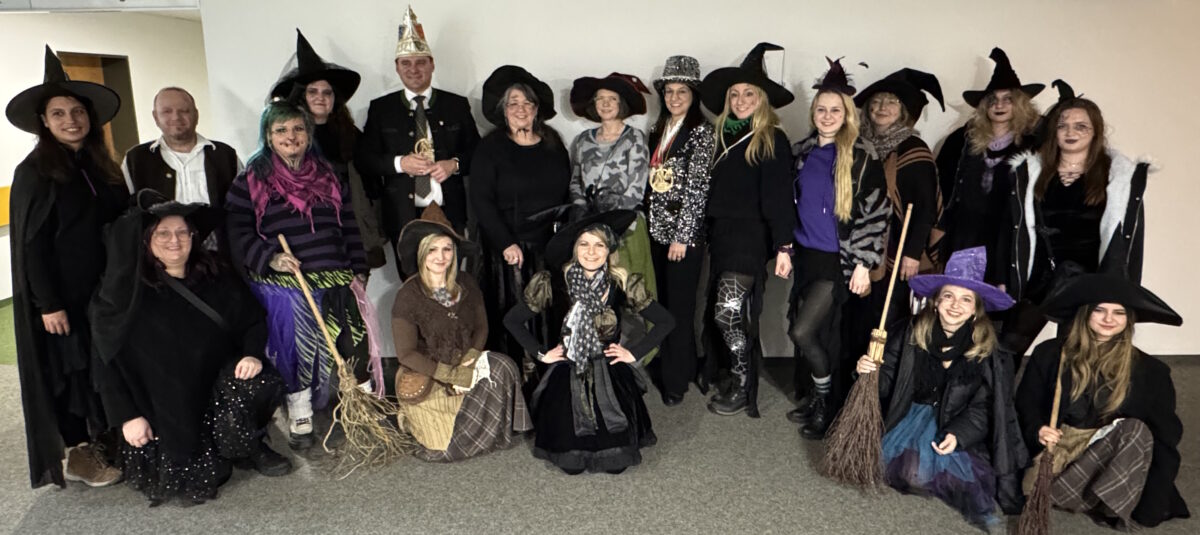 Dietldorfer Hexen bringen Faschingslaune ins Landratsamt Schwandorf