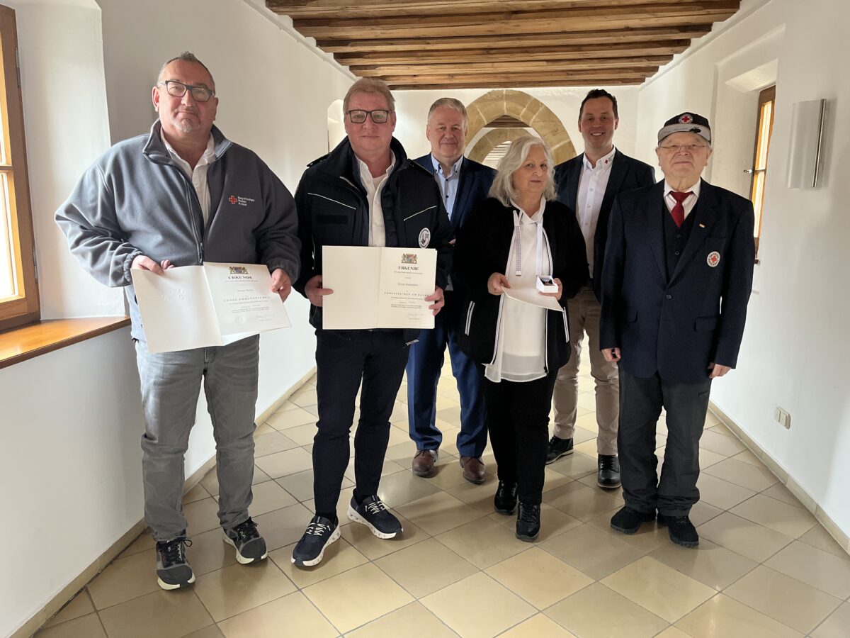 Ehrenzeichen in Gold für BRK in Amberg-Sulzbach