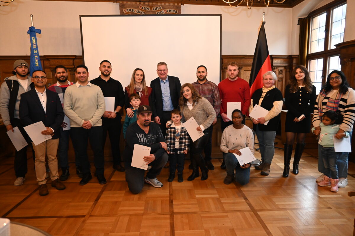 Erste Einbürgerungsfeier in Amberg mit 21 Neubürgerinnen und Neubürgern