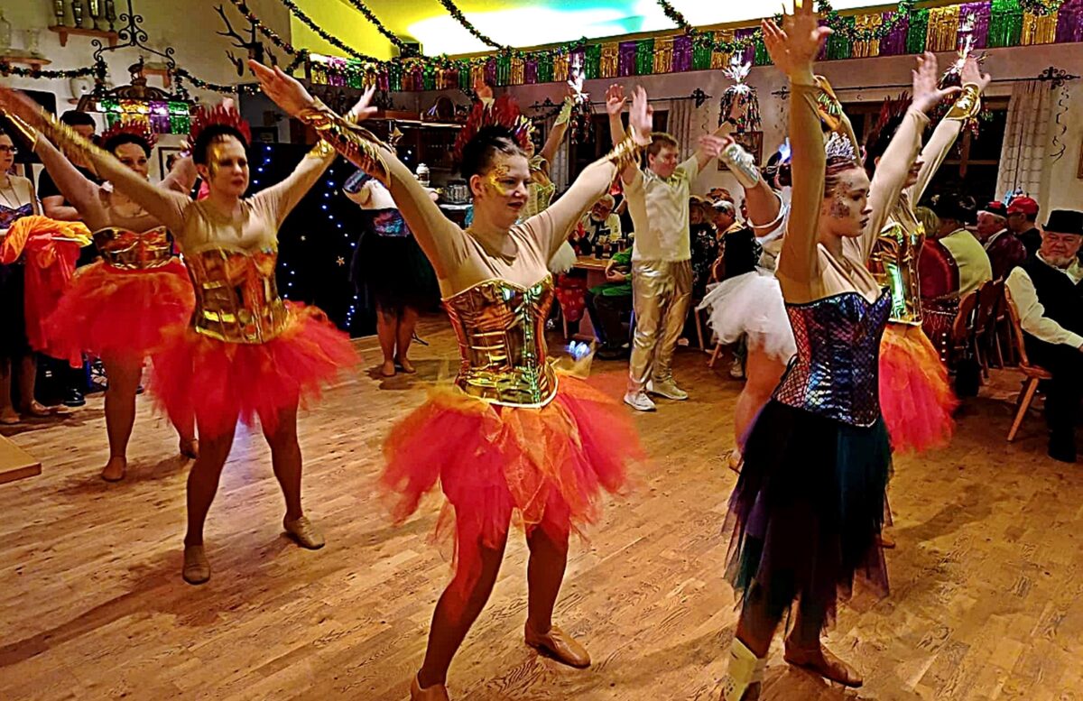 Bunter Wirbel in der Almhütt’n-Guter Besuch bei der Faschingsfete desHeimatrings