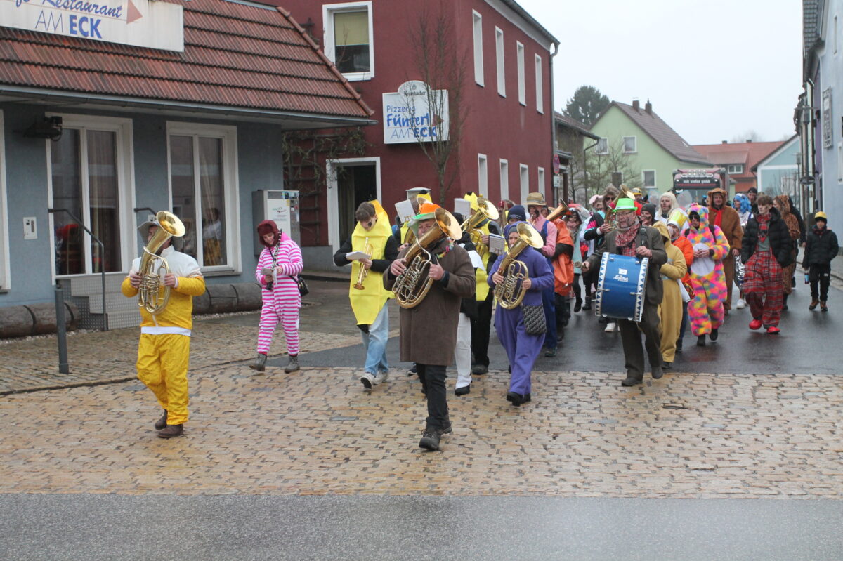 Faschingsnarren erobern Rathaus in Waidhaus